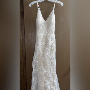 This is a 1,400$size 8 Oleg Cassini’s dress very beautiful